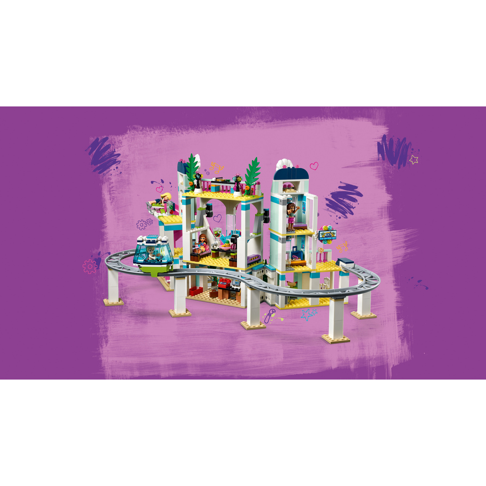 Un playset di montagne russe Lego con edifici a più livelli e figure.