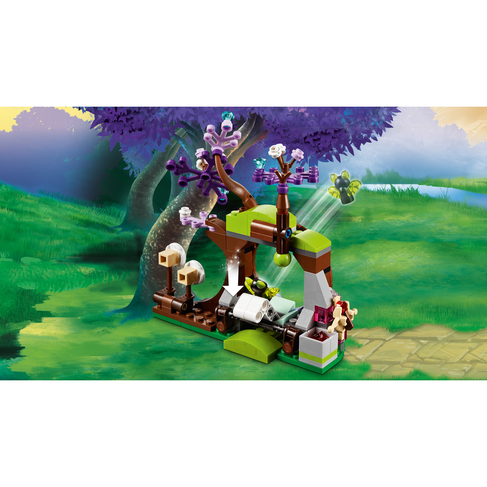 Una struttura ad albero Lego con base verde e un'ape volante.