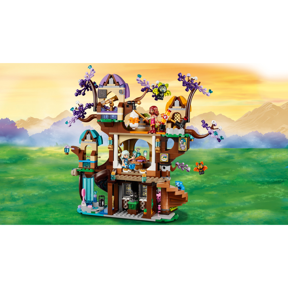 Un dettagliato set di gioco di casa sull'albero Lego con figure ed elementi magici su sfondo verde.