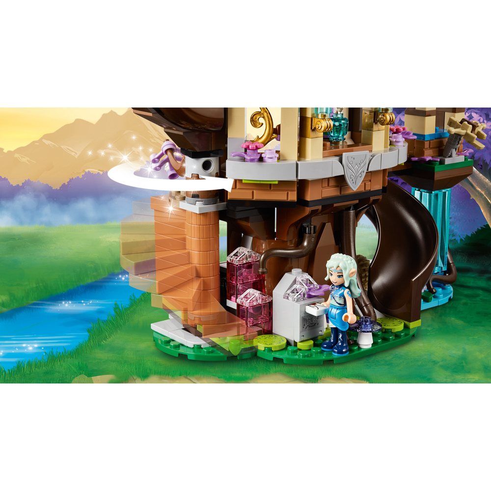 Un elfo Lego vicino a una casa sull'albero con scivolo e fiume. Montagne sullo sfondo.