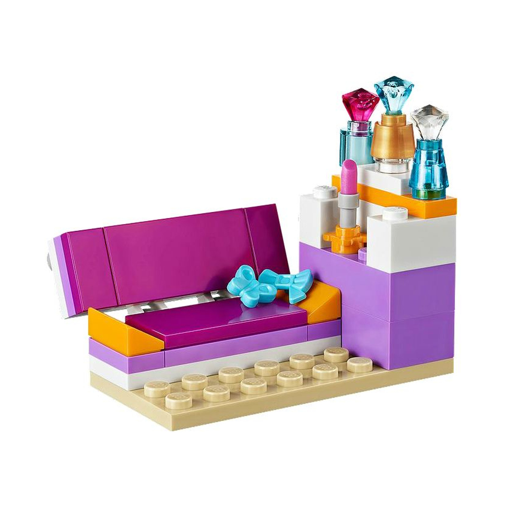 Toeletta Lego con divano viola, fiocco blu, rossetto e boccette di profumo.