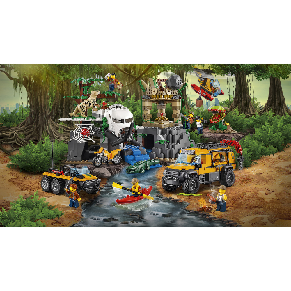 Scena giungla LEGO con veicoli, kayak, rovine, animali e minifigure.