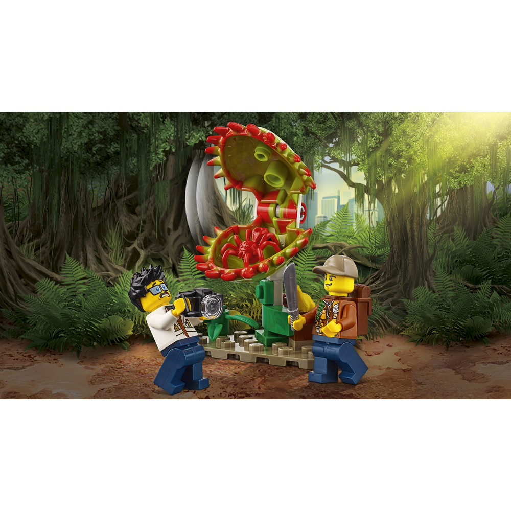 Due figure Lego indagano su una pianta carnivora nella giungla.