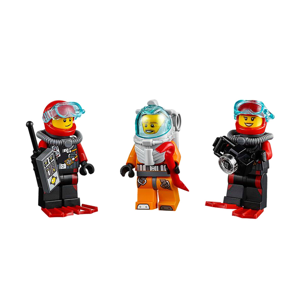 Tre sub Lego in tuta ed elmo, uno con radio, uno con arpione.