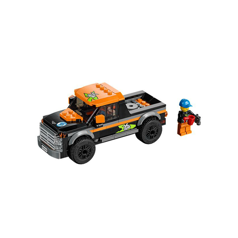 Un pick-up Lego nero con tetto arancione e decalcomanie. Una minifigure è accanto.