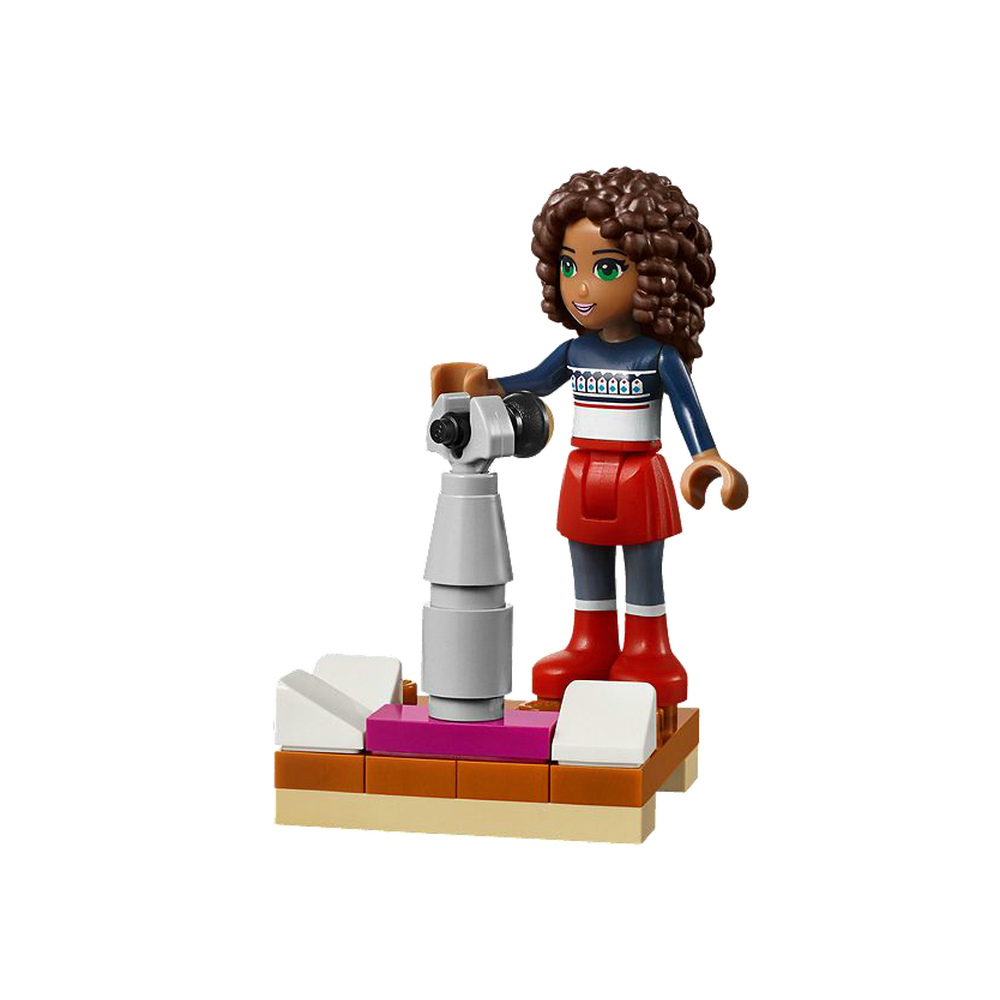 Una ragazza Lego con capelli ricci e gonna rossa sta a un microfono.