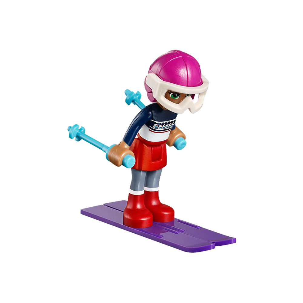 Una sciatrice con casco rosa e occhiali su sci viola con bastoncini blu.