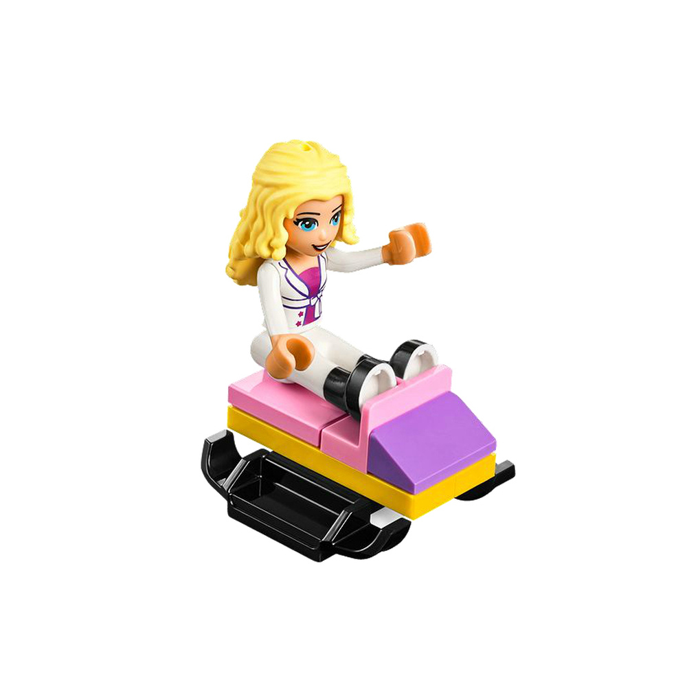 Una figura bionda Lego in abito bianco cavalca una slitta colorata.
