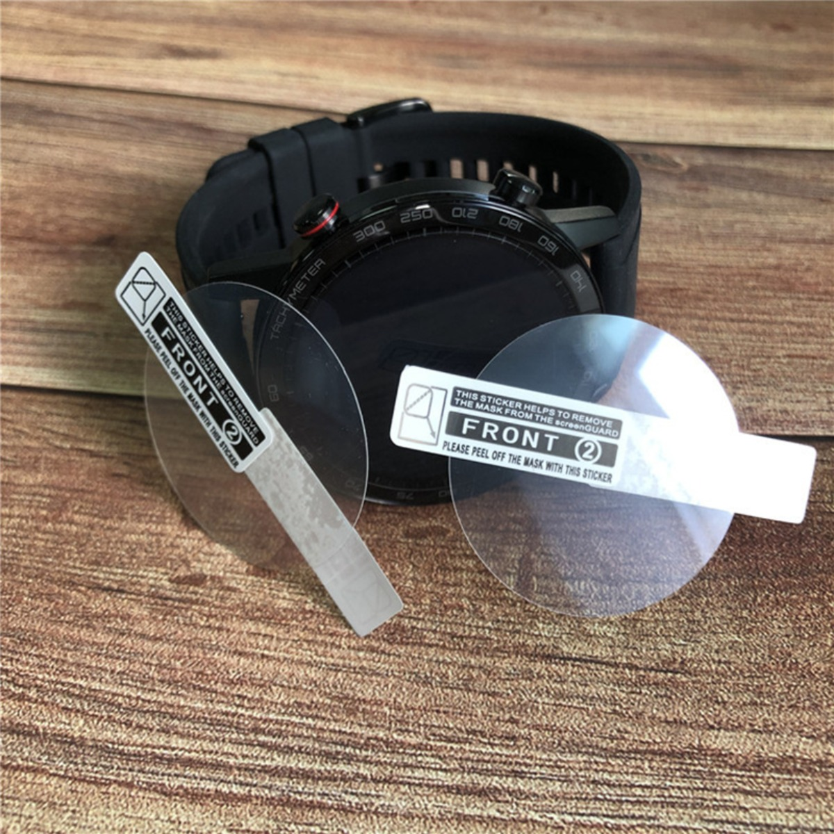 Uno smartwatch nero con due protezioni schermo e adesivi.