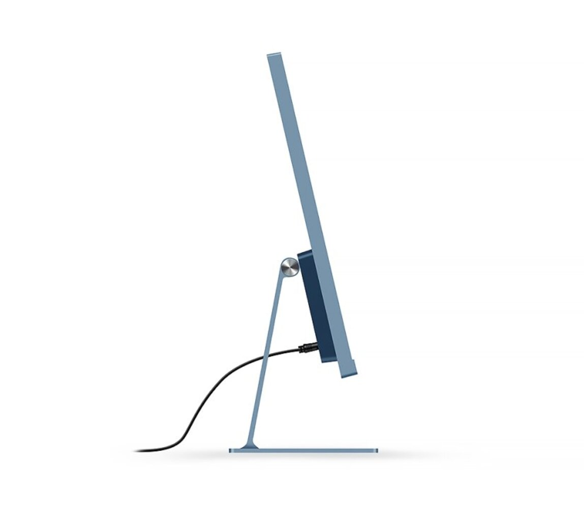 Un monitor de computadora azul sobre un soporte con un cable negro conectado.
