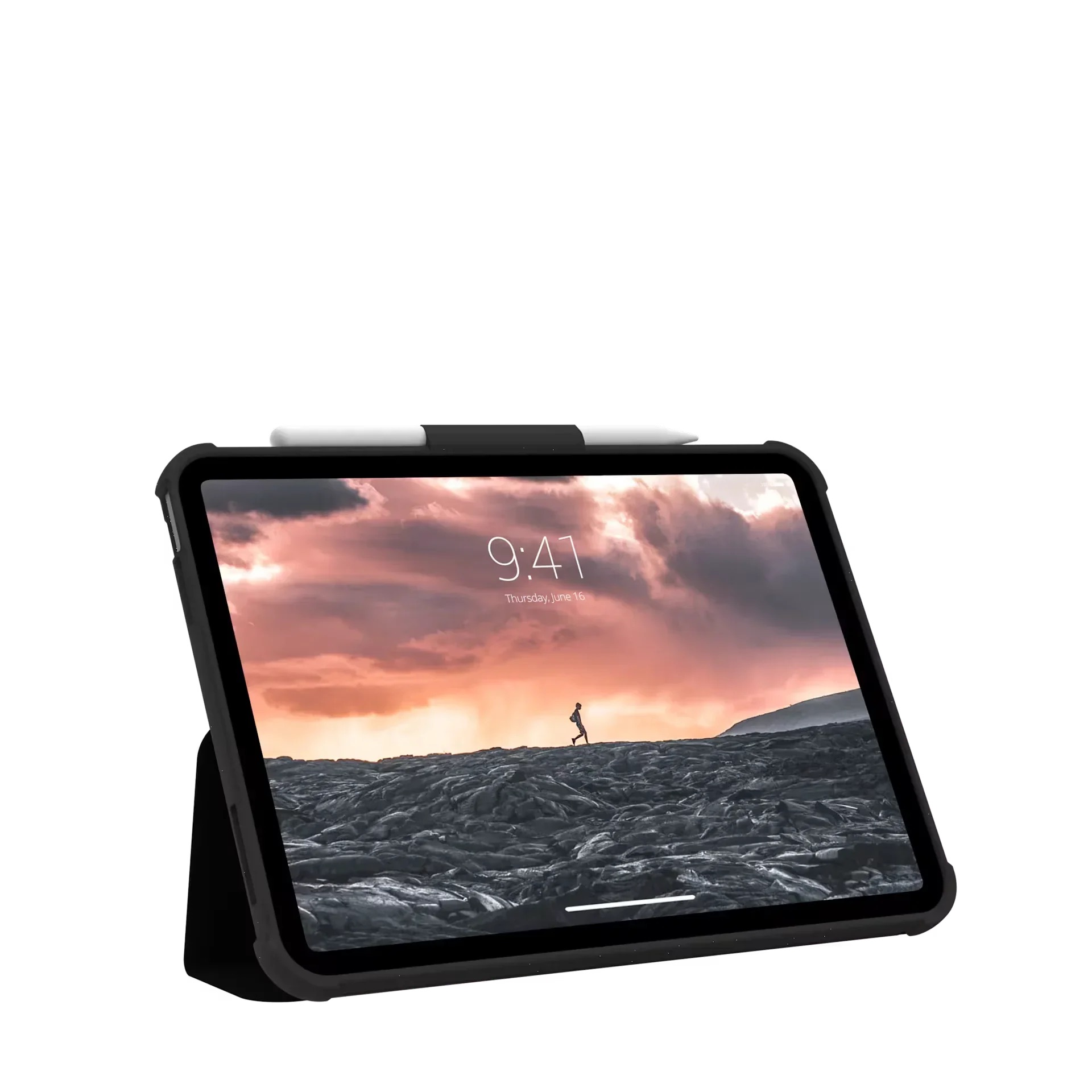 Czarny tablet w etui, ze stylusem. Ekran pokazuje zachód słońca i samotną postać na skalistym terenie.