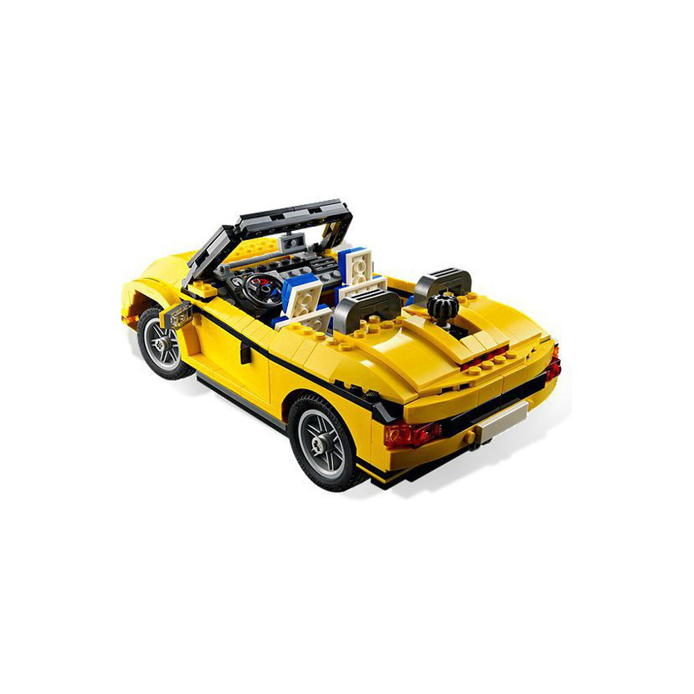 Auto sportiva cabrio Lego gialla con accenti neri e tetto aperto.