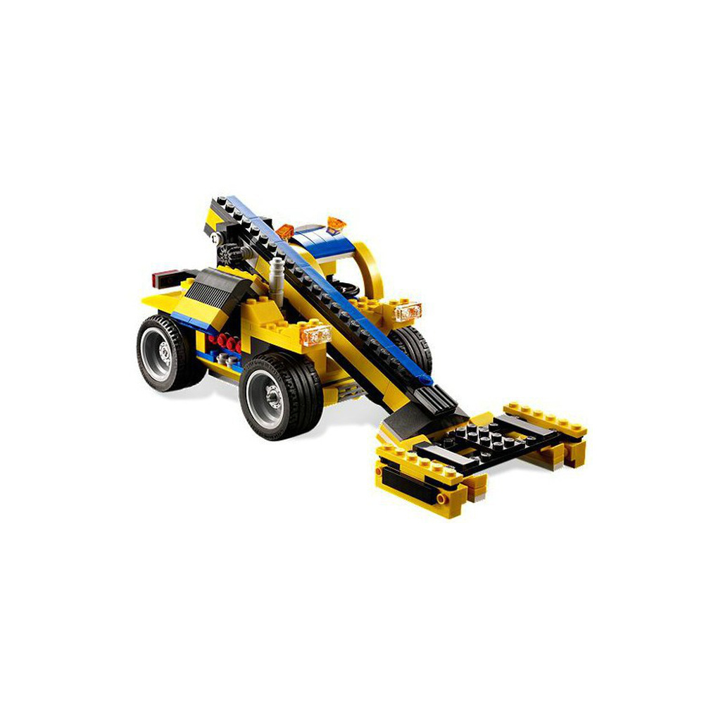 Un carro attrezzi Lego giallo e blu con braccio gru e ruote.