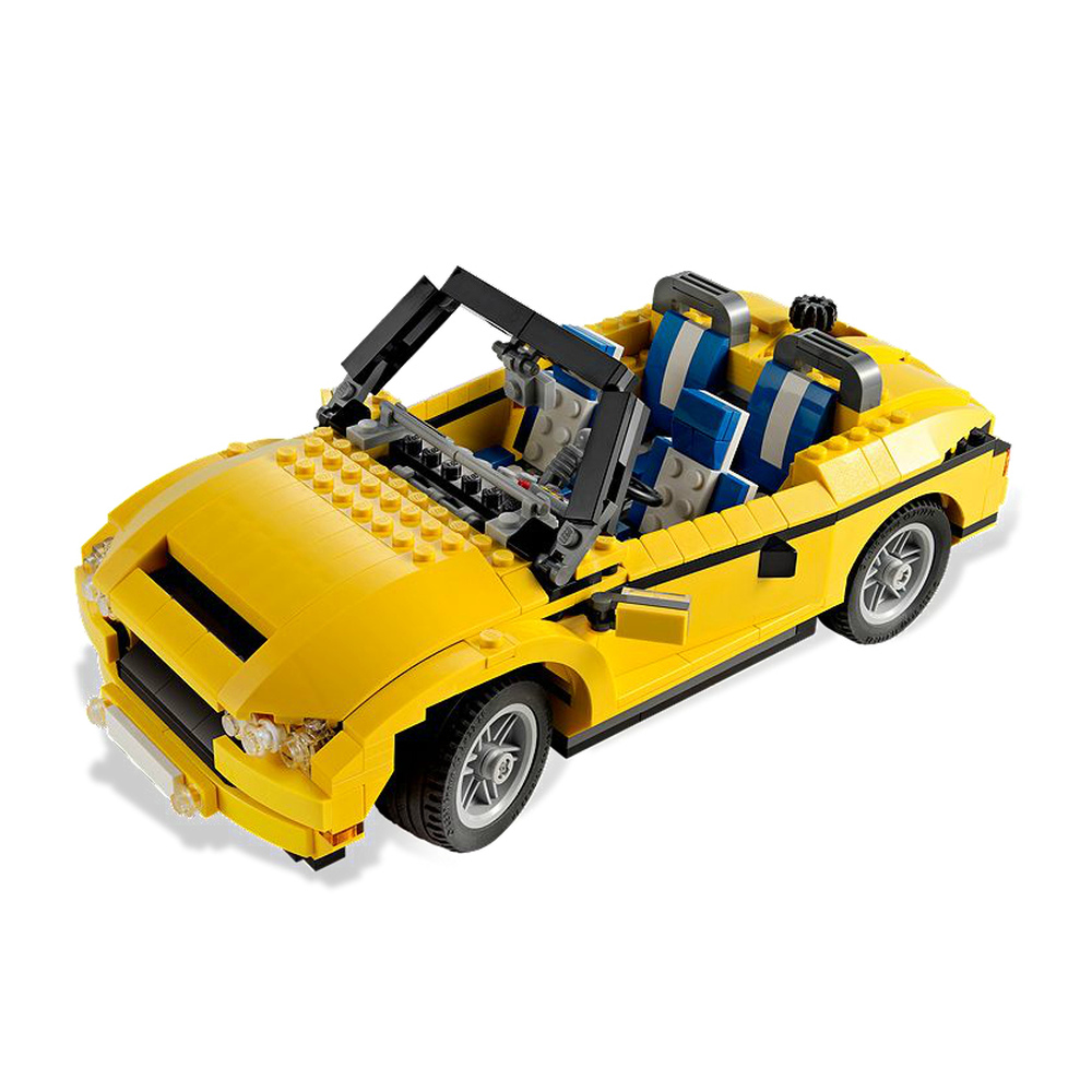 Auto sportiva cabrio Lego gialla con sedili blu. Vista frontale.