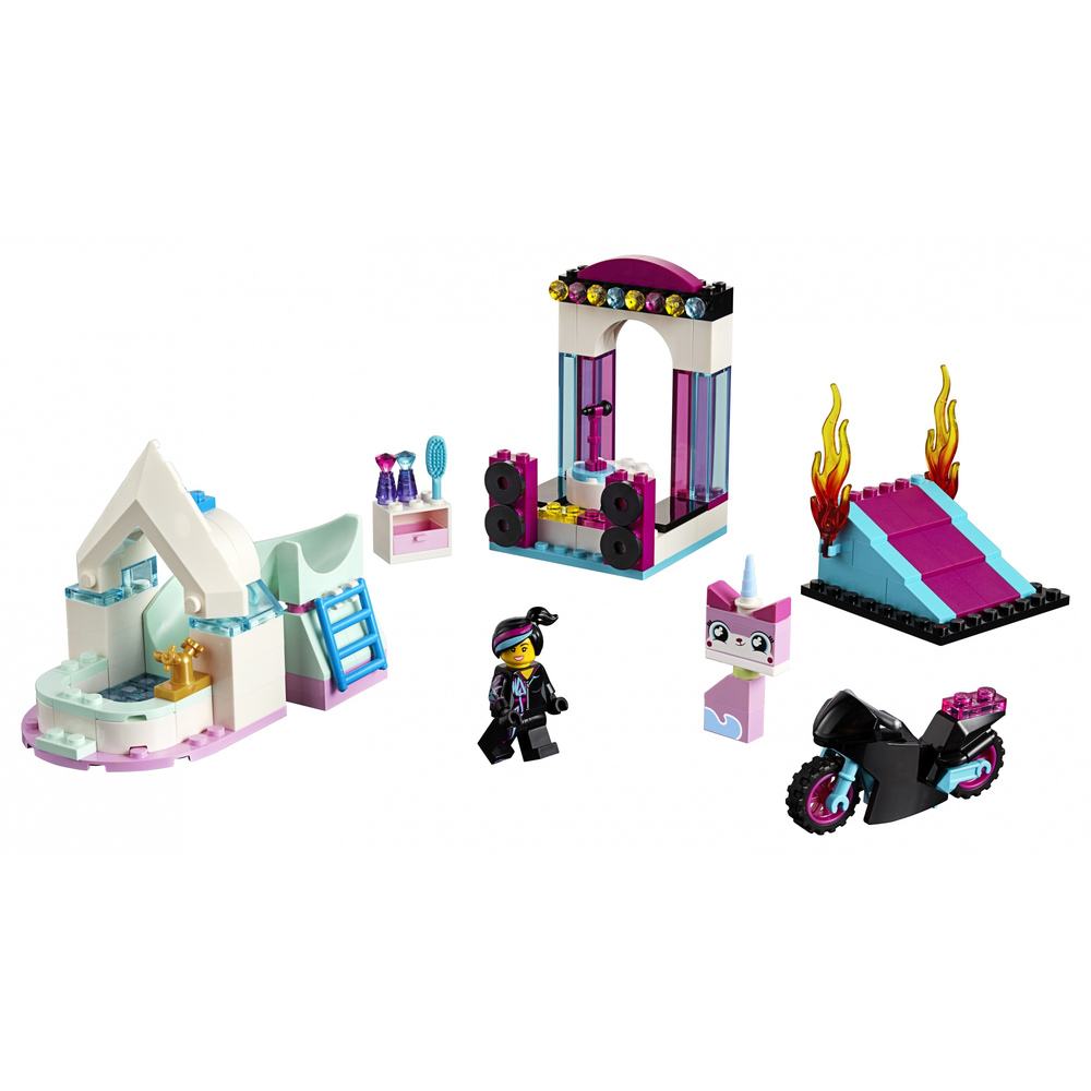 Colorati set Lego con figure, moto, rampa ed edifici.