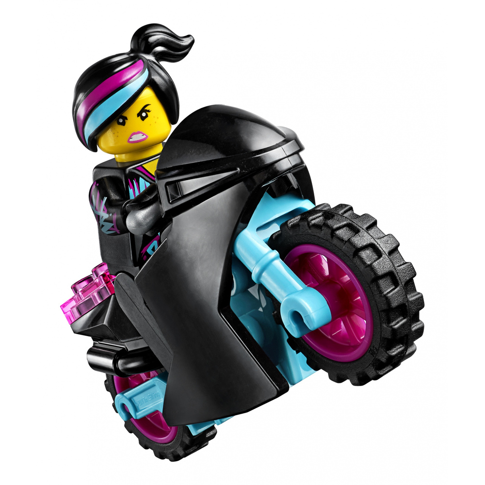 Personaggio Lego giallo con capelli rosa-blu guida una moto nera con parti blu.