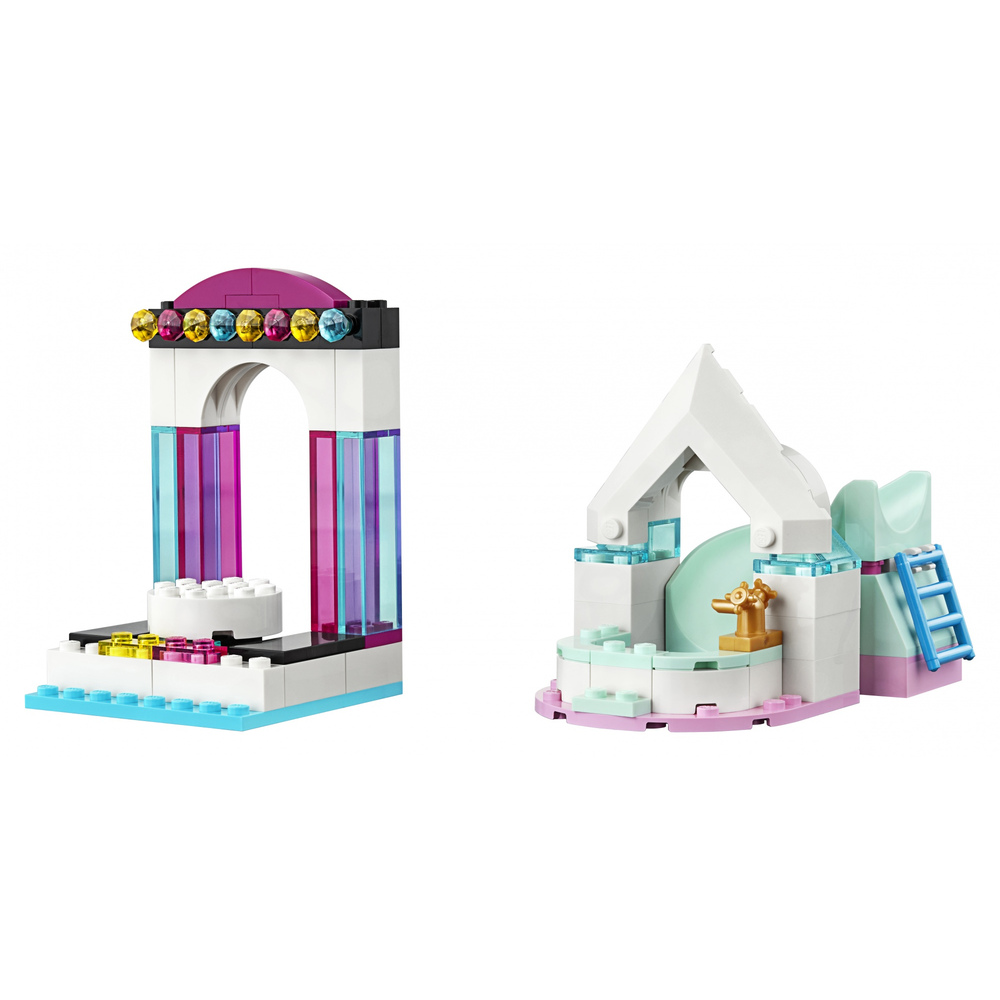 Due costruzioni Lego: a sinistra un arco con luci colorate, a destra una struttura bianca con scivolo.