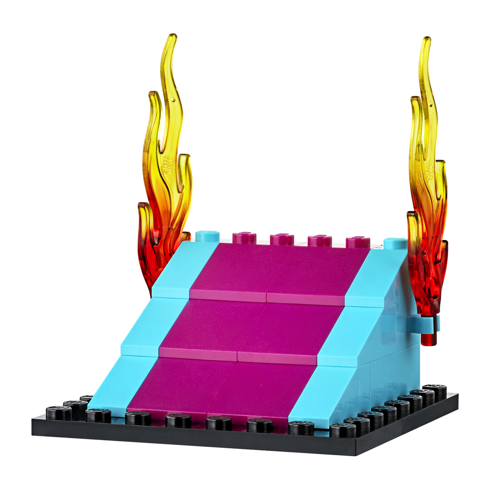 Una struttura Lego con blocchi viola e blu, sormontata da pezzi di fiamma gialli.