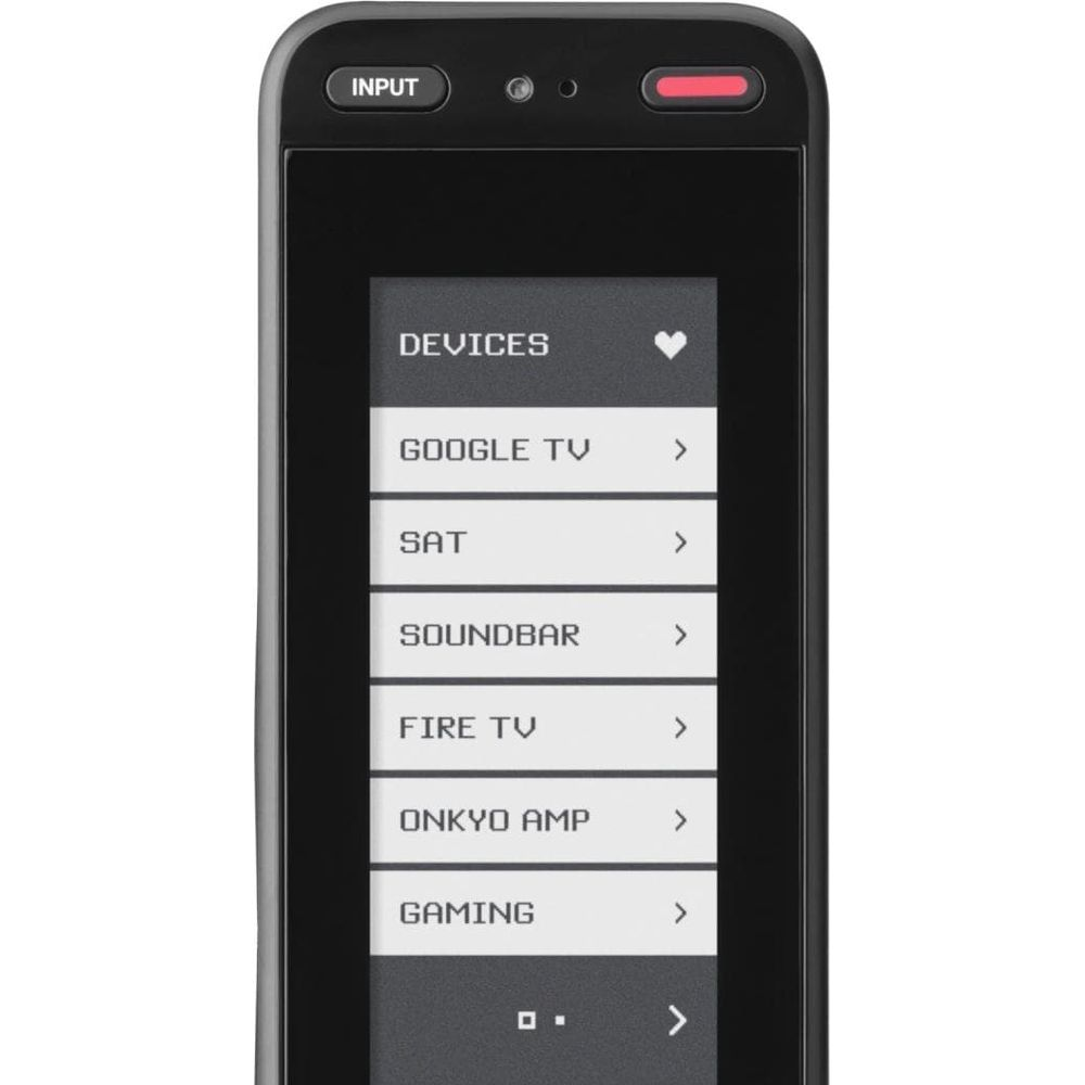 Schermo nero di un telecomando universale che mostra nomi di dispositivi come Google TV, SAT, Soundbar.