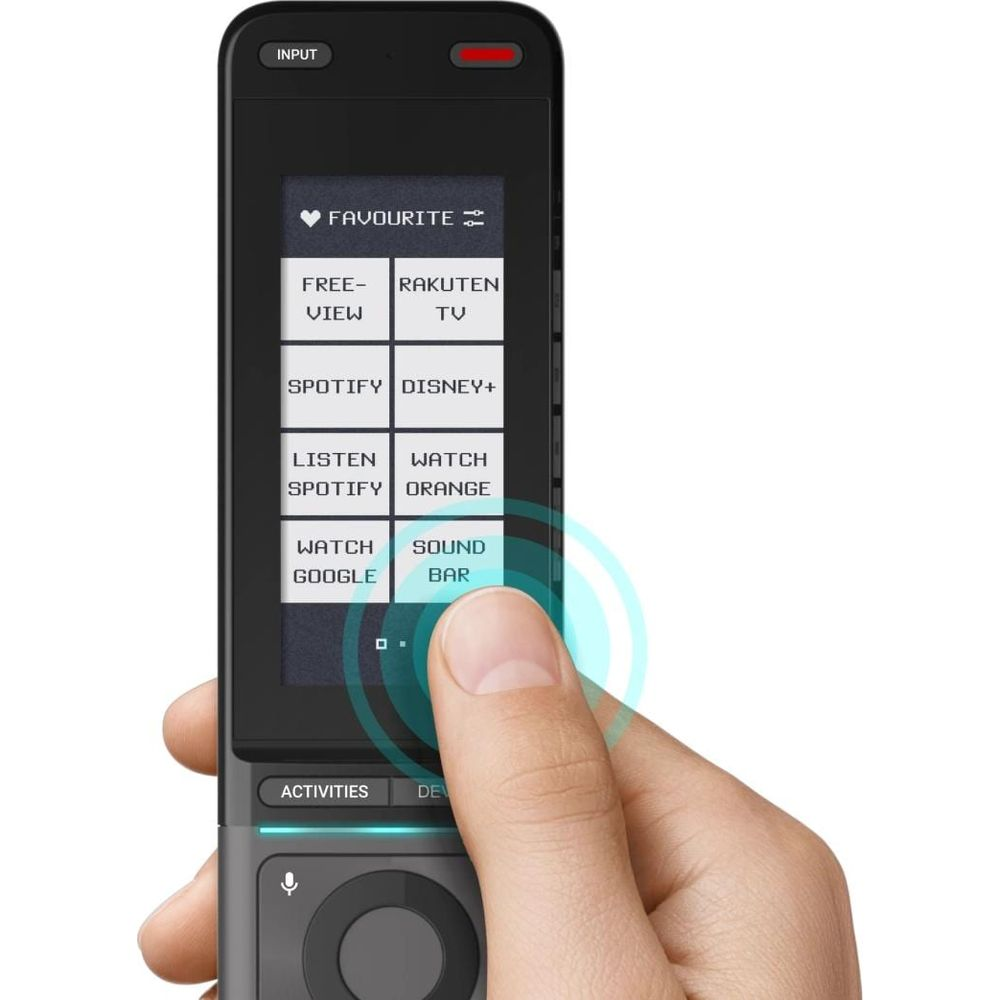 Una mano aziona un telecomando che mostra un elenco di app come Spotify.