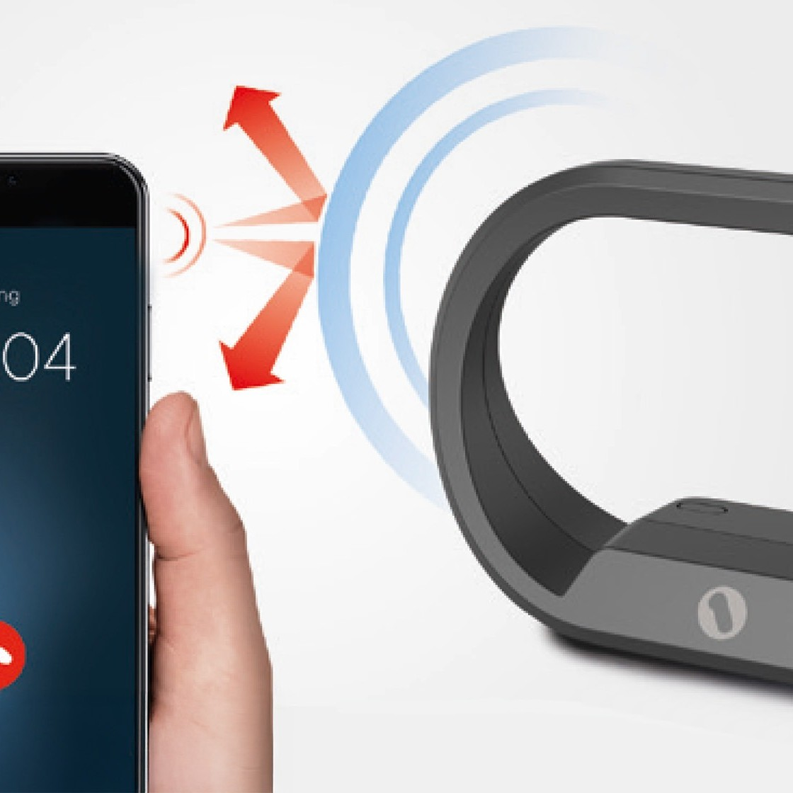 Uno smartphone mostra una chiamata, frecce rosse puntano a un dispositivo grigio.