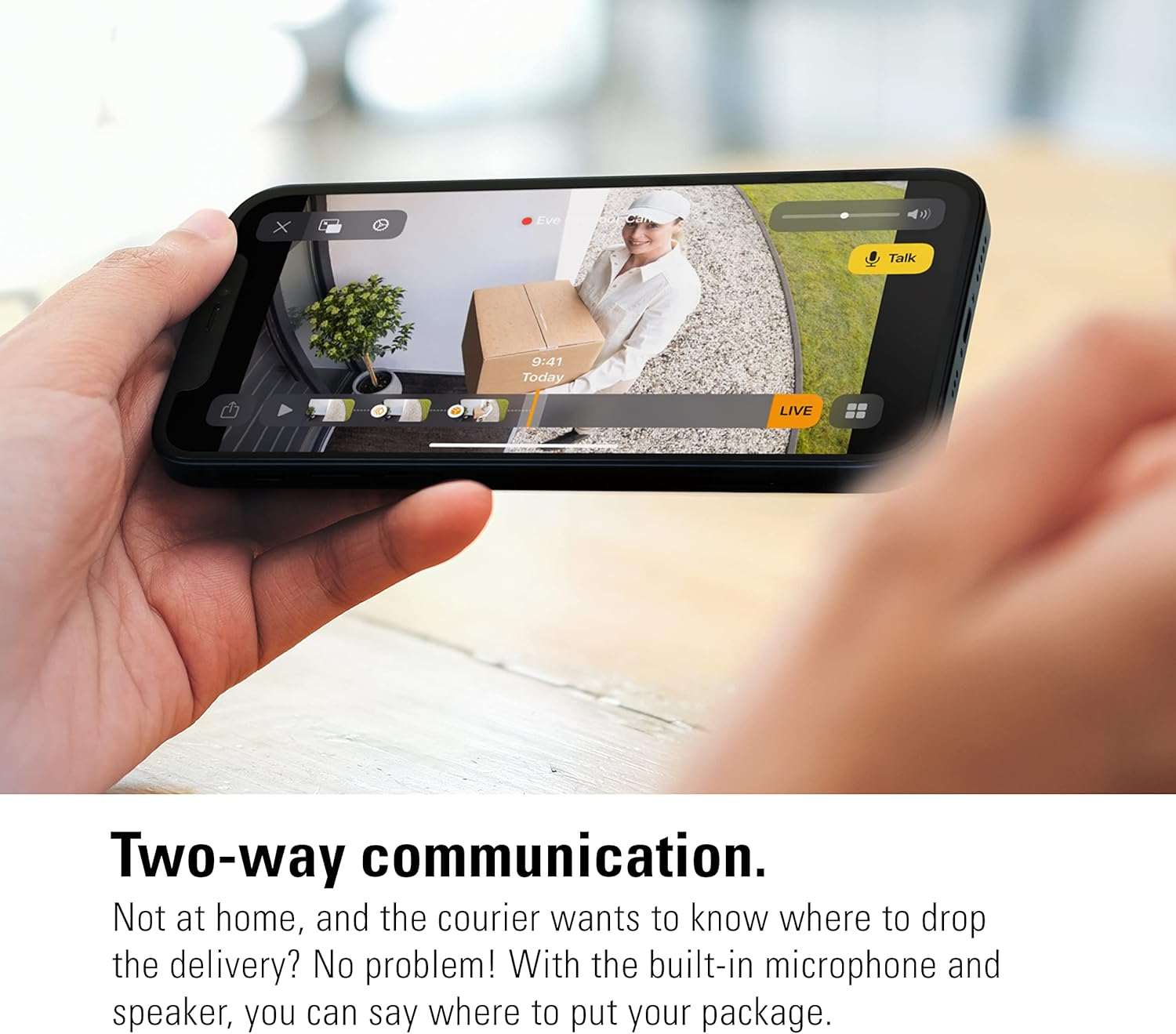 Smartfon wyświetla obraz z kamery bezpieczeństwa pokazujący kuriera z paczką.