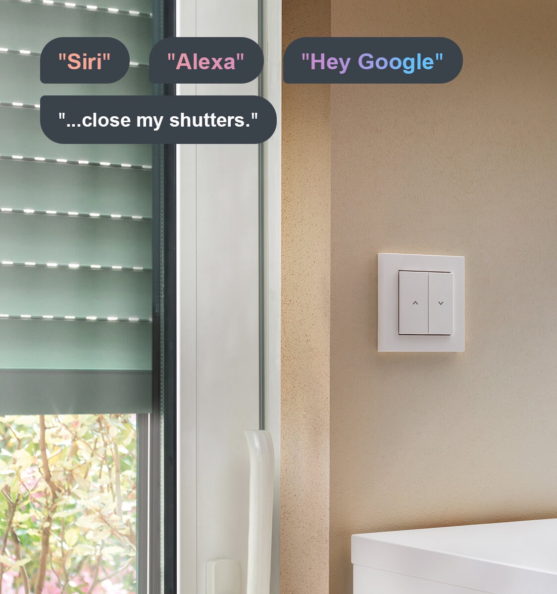 Pokazano sterowanie głosowe roletami. Widoczne "Siri", "Alexa" i "Hey Google".