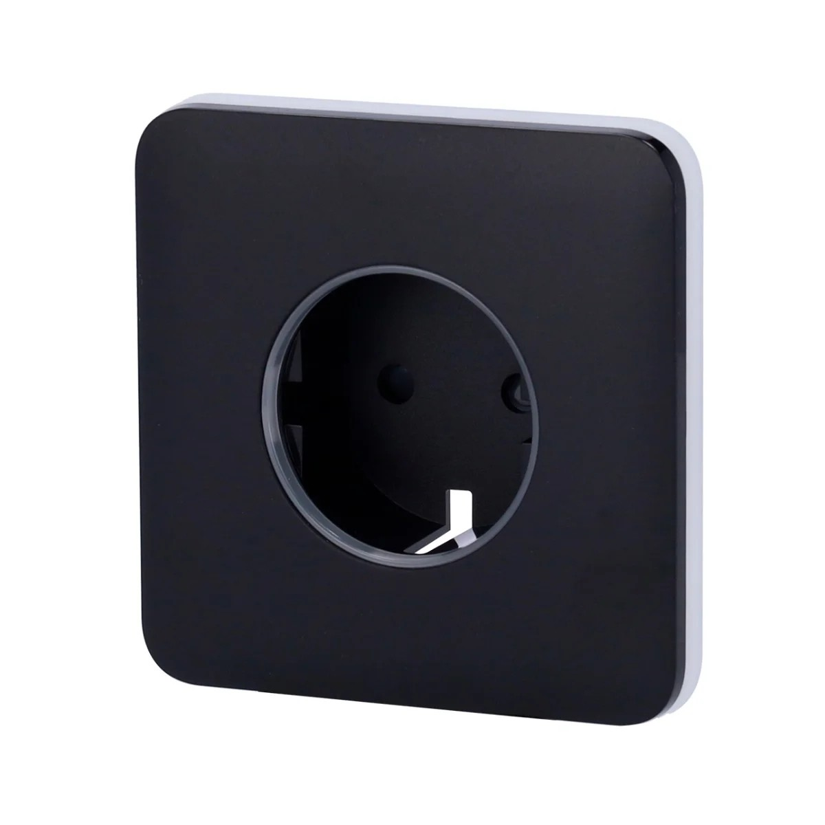 Un inserto per presa elettrica nero con bordo argentato, isolato su bianco.