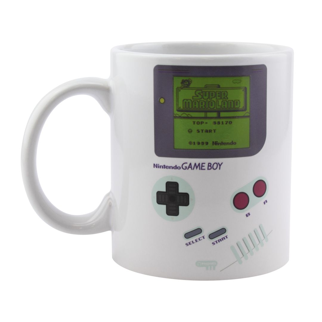 Taza blanca con diseño de Nintendo Game Boy y pantalla de Super Mario Land.