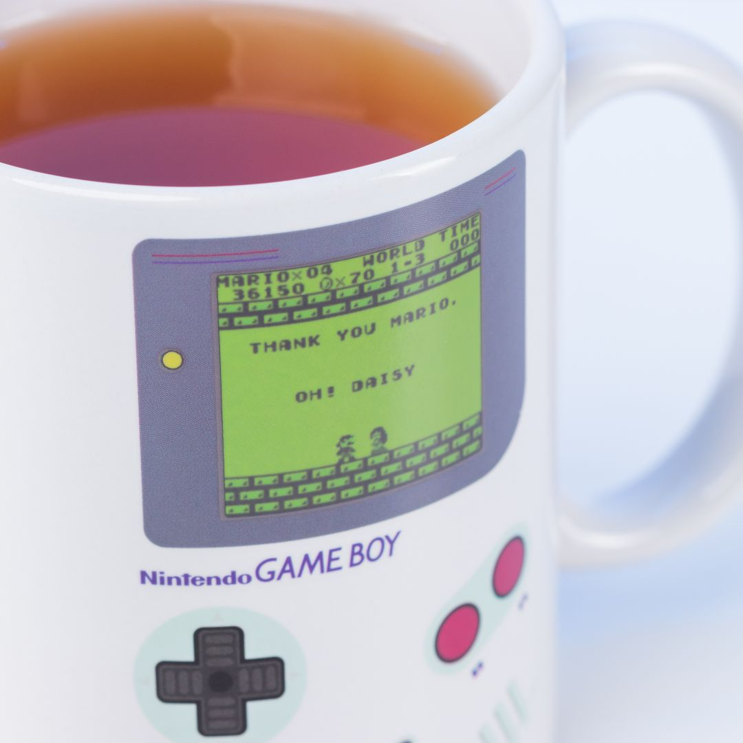 Taza con gráfico de Super Mario Game Boy. Hay té dentro.