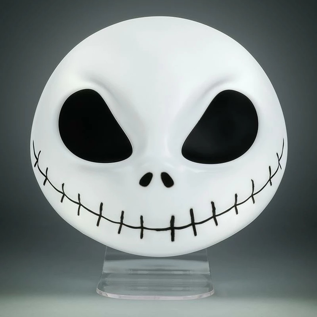 Máscara blanca de Jack Skellington con boca y ojos negros cosidos.