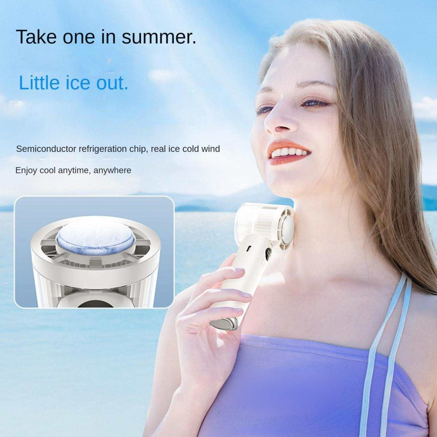 Frau mit weißem Nackenventilator, Himmel und Meer im Hintergrund. Nahaufnahme des Ventilators.