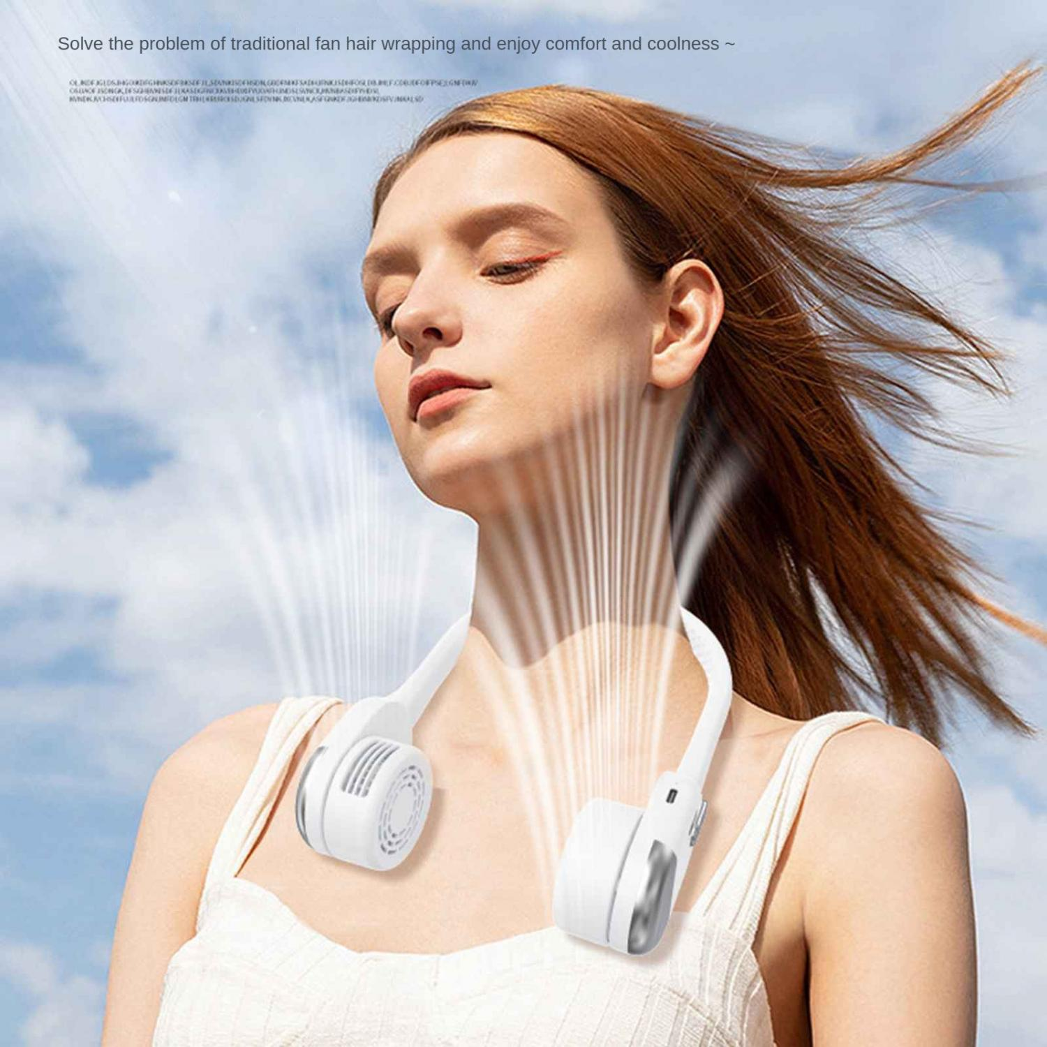 Eine Frau mit einem weißen Nackenfächer vor blauem Himmel und Wolken.
