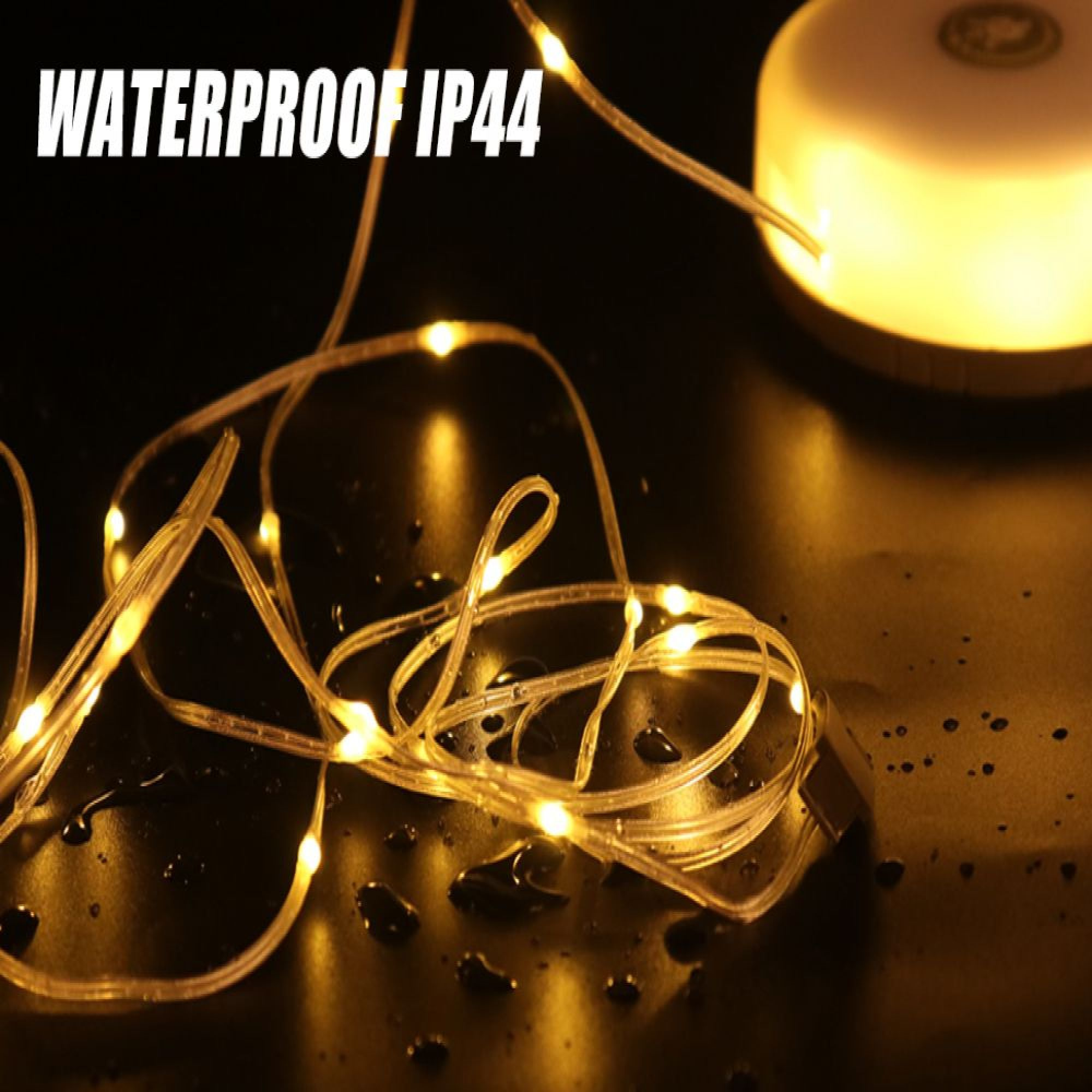 Wasserdichte Lichterkette mit gelben LEDs auf dunklem Untergrund.