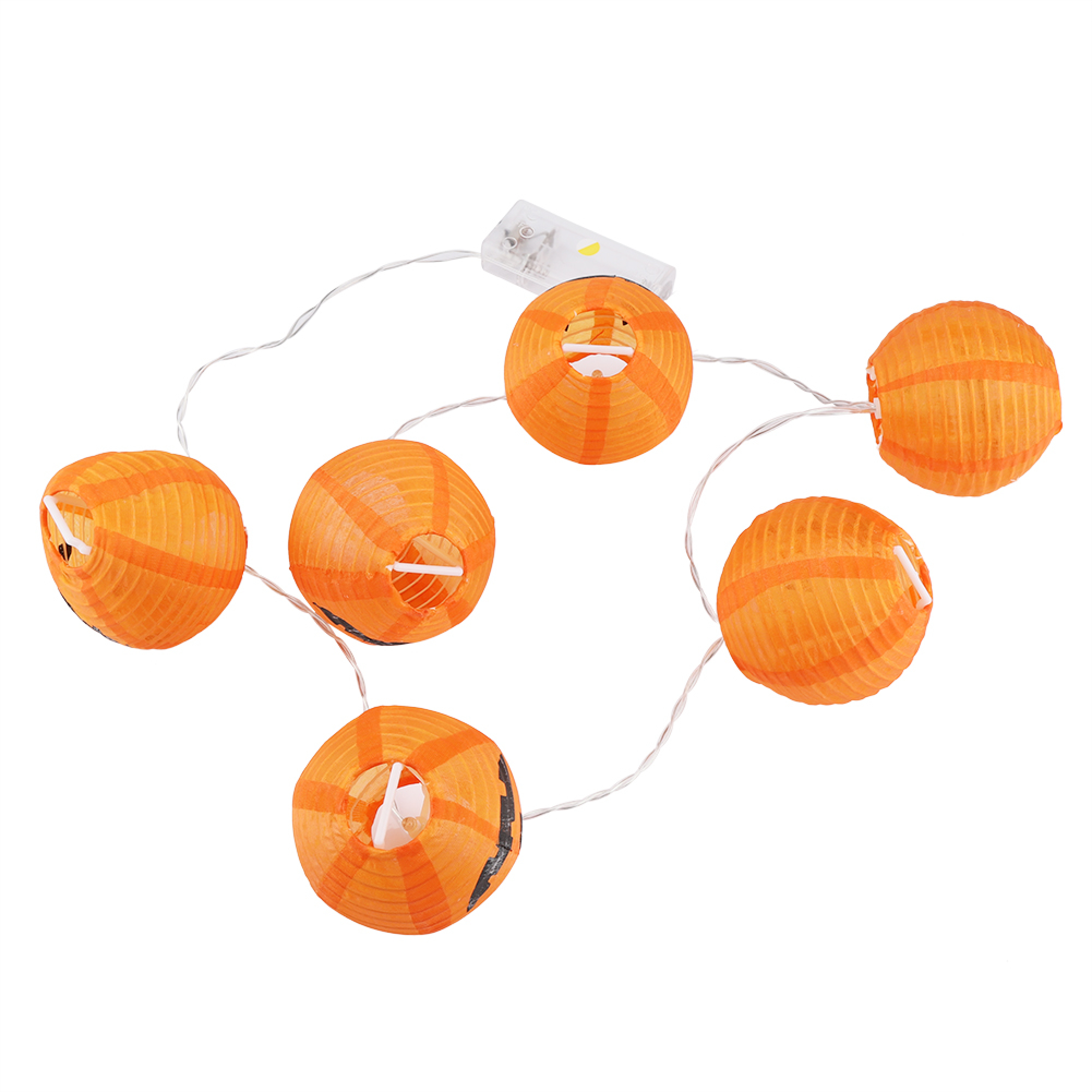 Eine Lichterkette mit sechs orangefarbenen Papierlaternen, die an einem weißen Kabel befestigt sind.