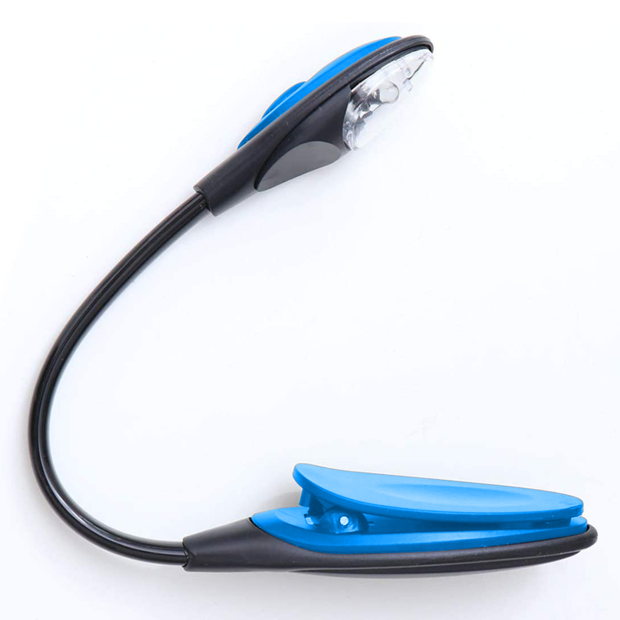 Eine blaue und schwarze Clip-Leselampe mit flexiblem Arm auf weißem Hintergrund.