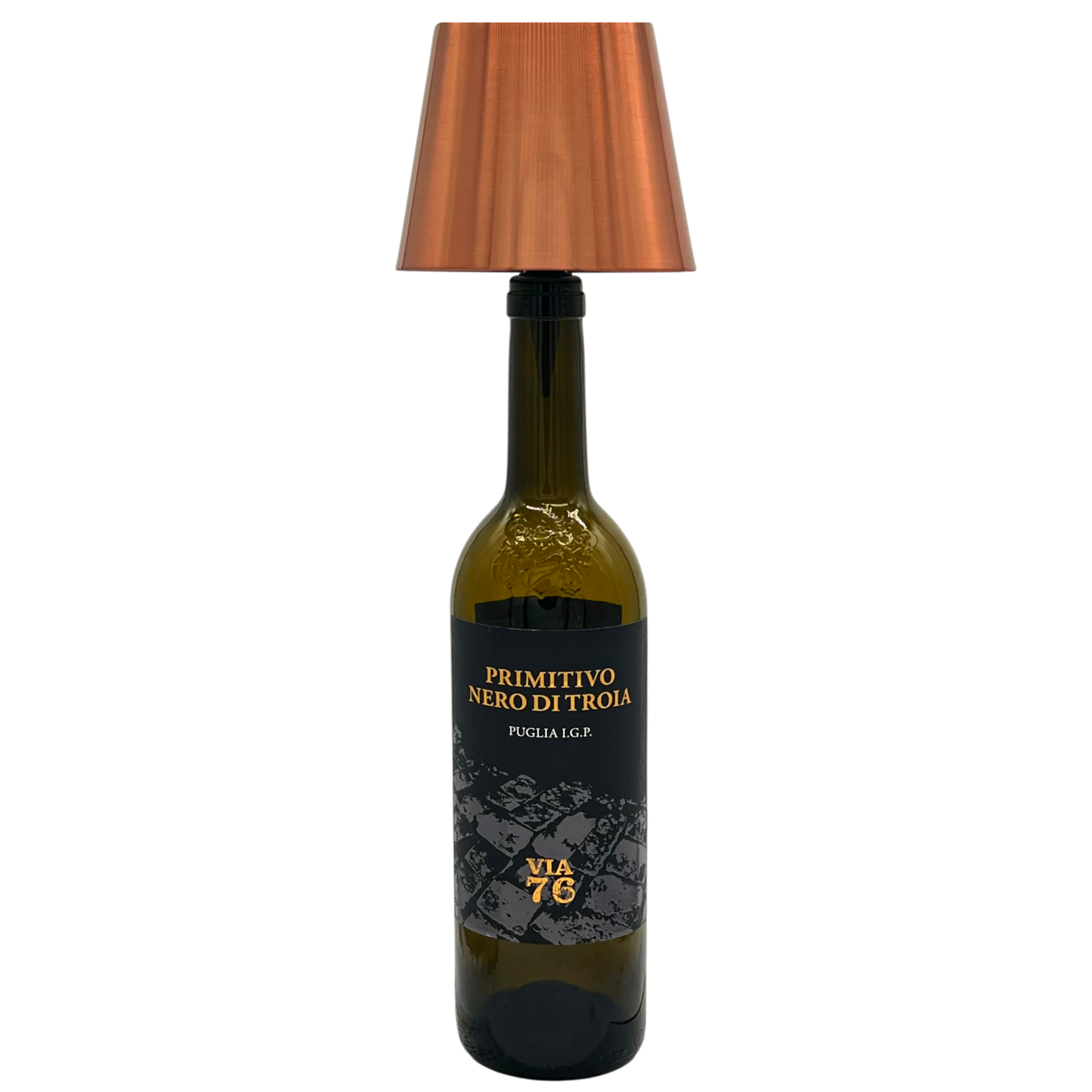 Eine kupferfarbene Lampe auf einer Weinflasche mit schwarzem Etikett.