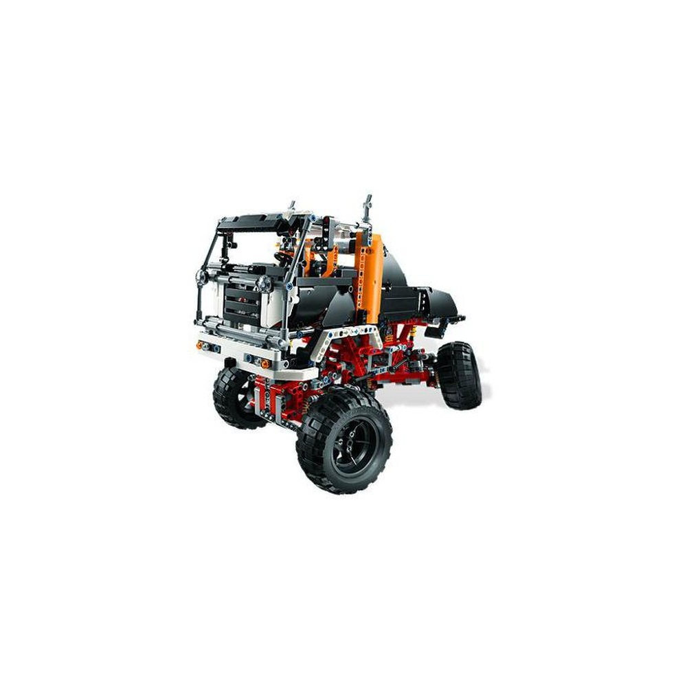 Un camion LEGO Technic nero e rosso con ruote grandi è mostrato su sfondo bianco.