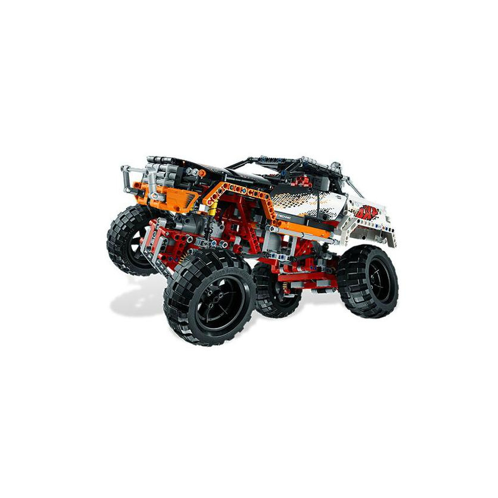 Un dettagliato modello LEGO di un monster truck arancione e bianco con grandi ruote nere.