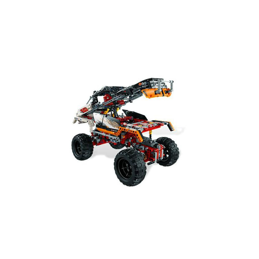 Un veicolo Lego Technic con ruote grandi e braccio gru.