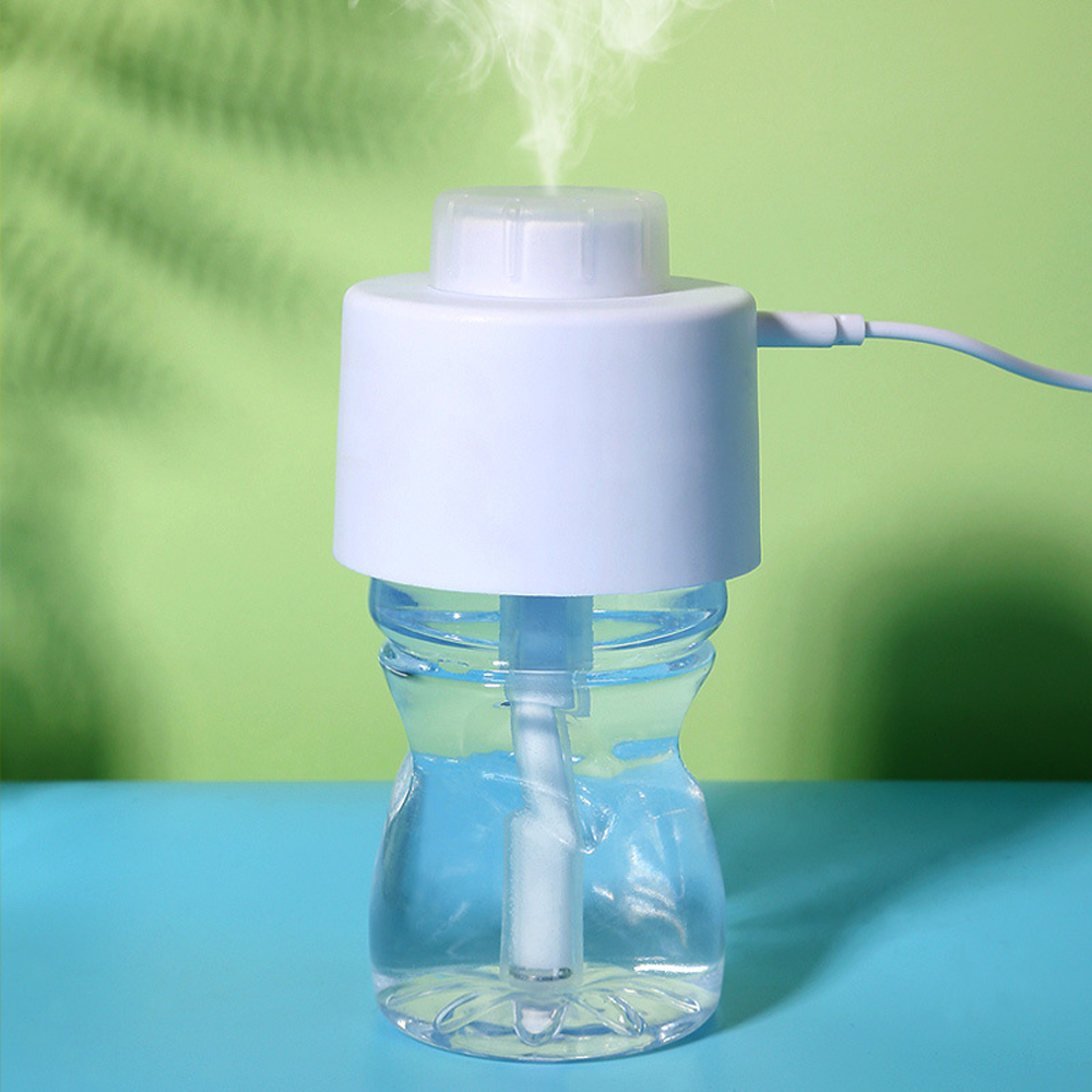 Ein weißer Mini-Luftbefeuchter mit Wasser gefüllt, der Dampf abgibt.