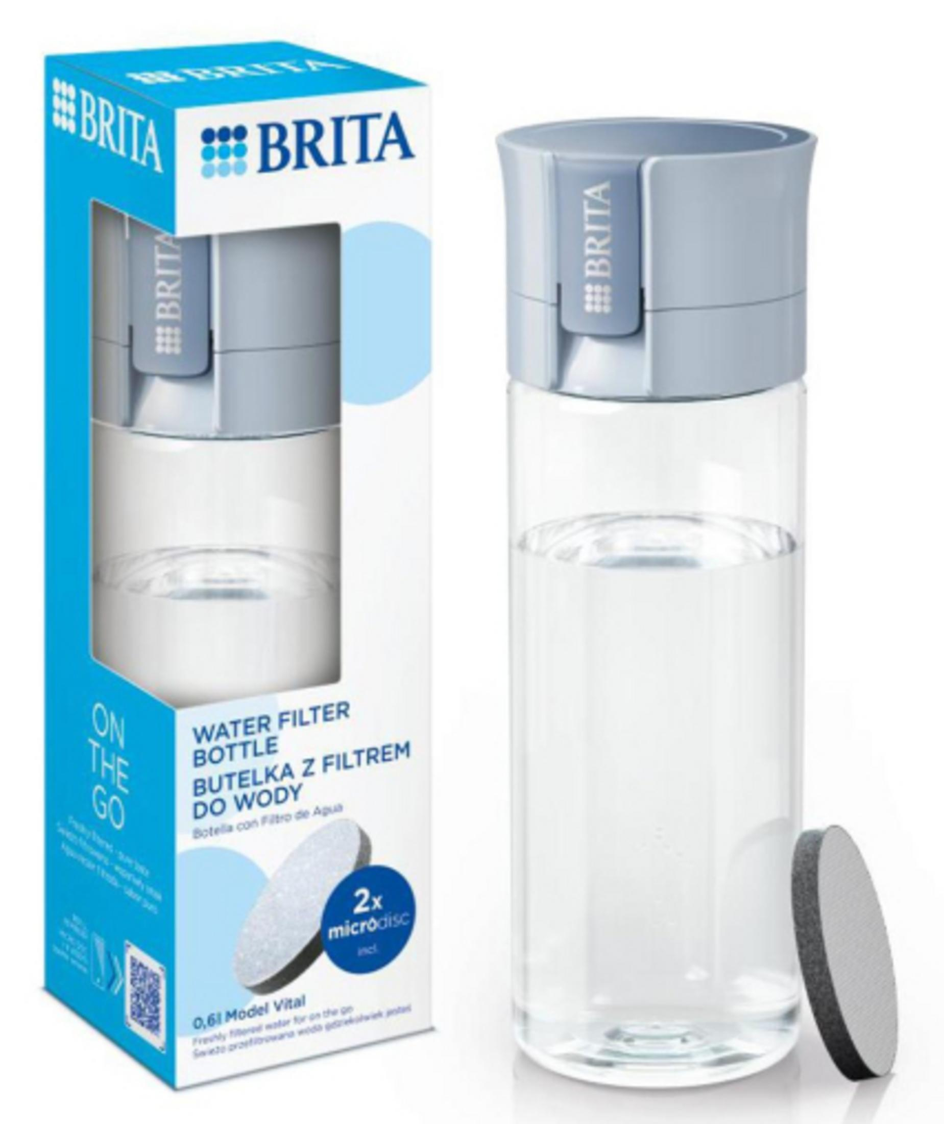Botella de filtro de agua Brita con embalaje. Una botella transparente con tapa gris y disco filtrante.