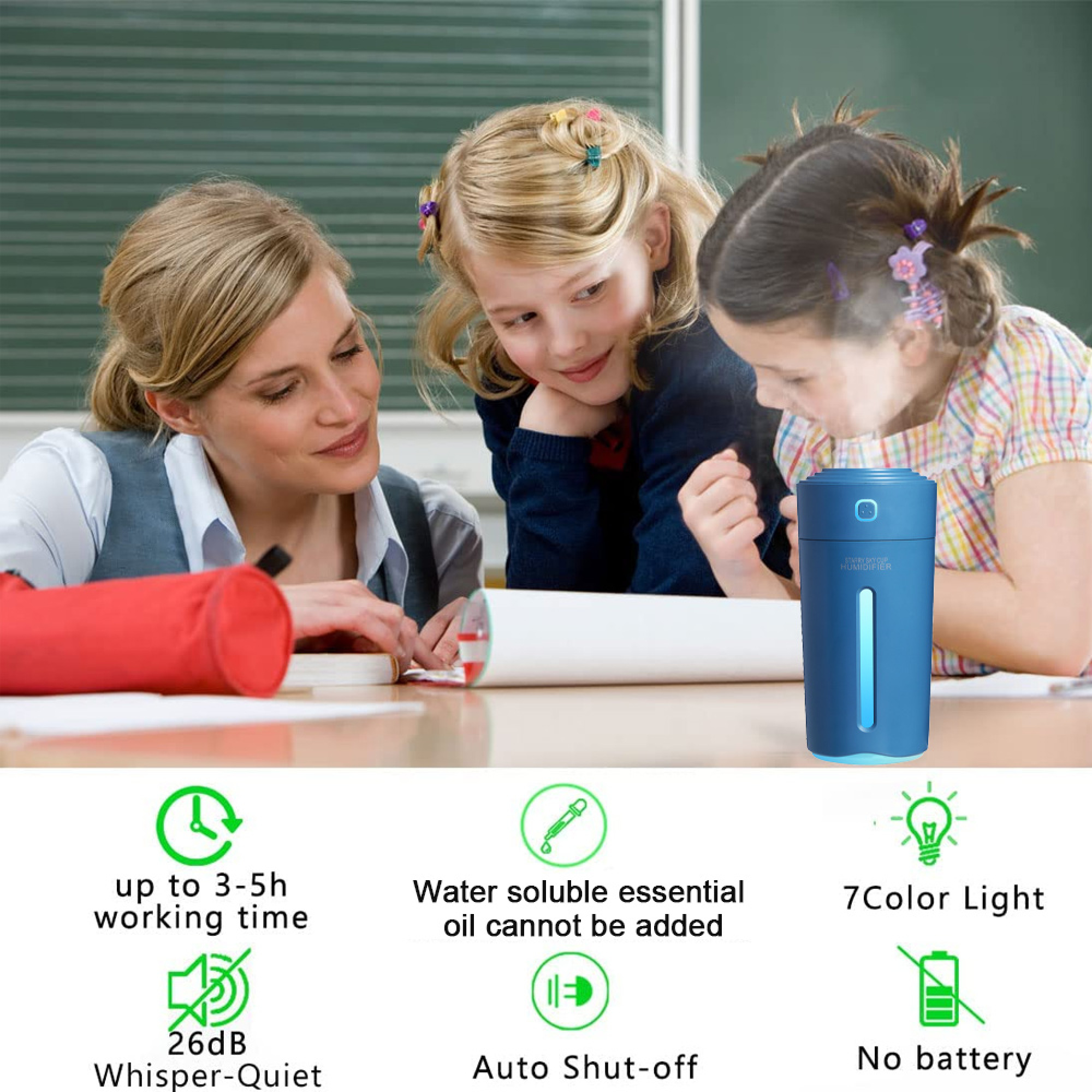 Lehrerin mit zwei Kindern an einem Tisch, ein blauer Luftbefeuchter verdampft.