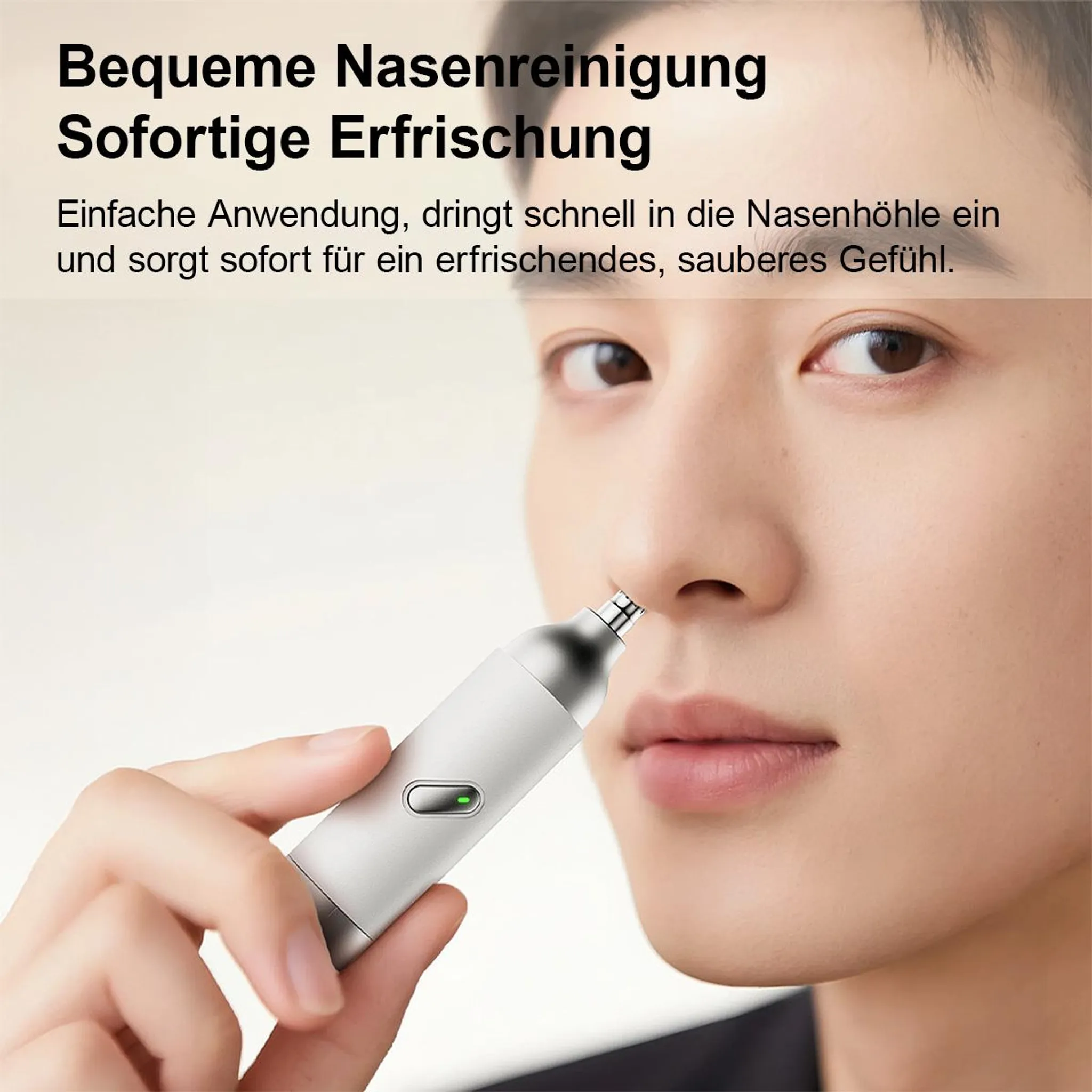 Eine Hand hält ein Nasenreinigungsgerät vor das Gesicht einer Person. Der Text ist auf Deutsch.