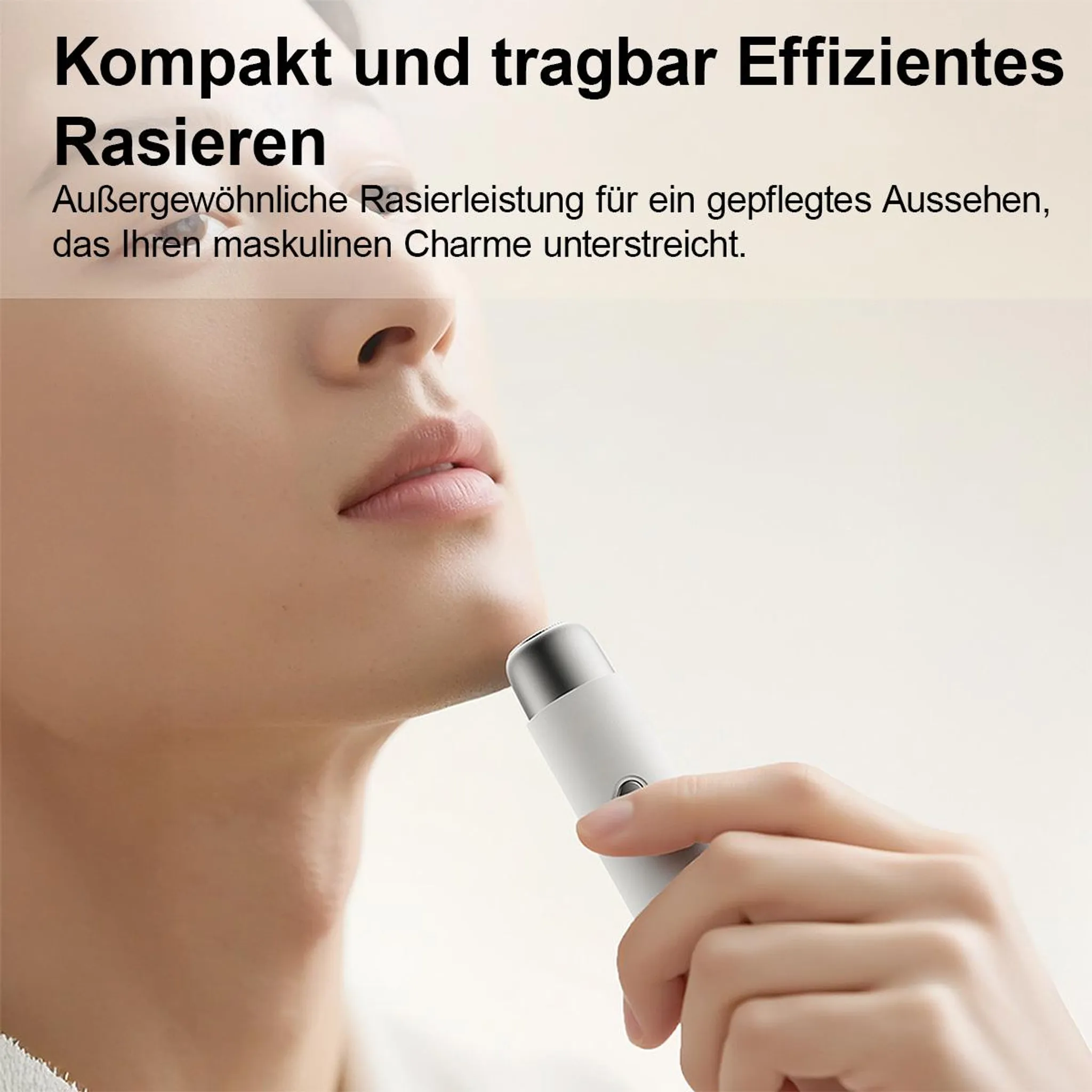 Mann rasiert sich mit weißem Elektrorasierer am Kinn.
