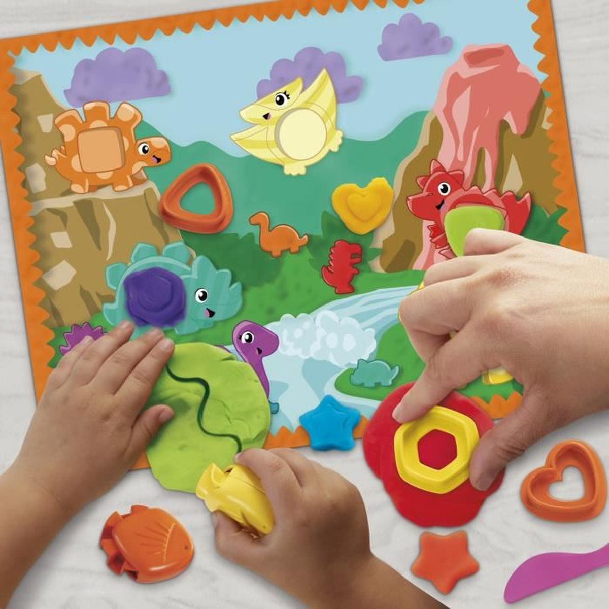Niños juegan con plastilina y cortadores coloridos con temática de dinosaurios sobre una alfombra.