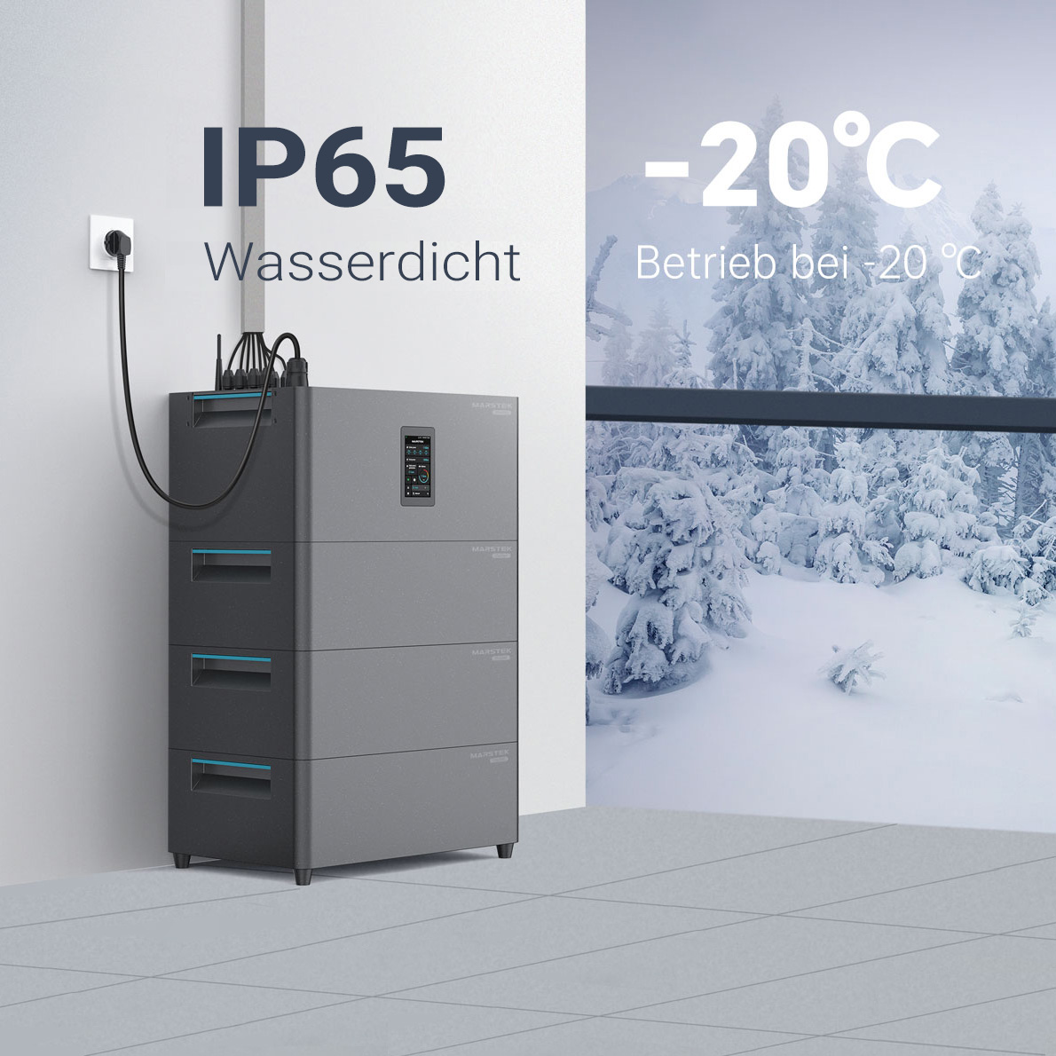 Grauer Energiespeicher mit IP65-Schutz neben einem verschneiten Wald.