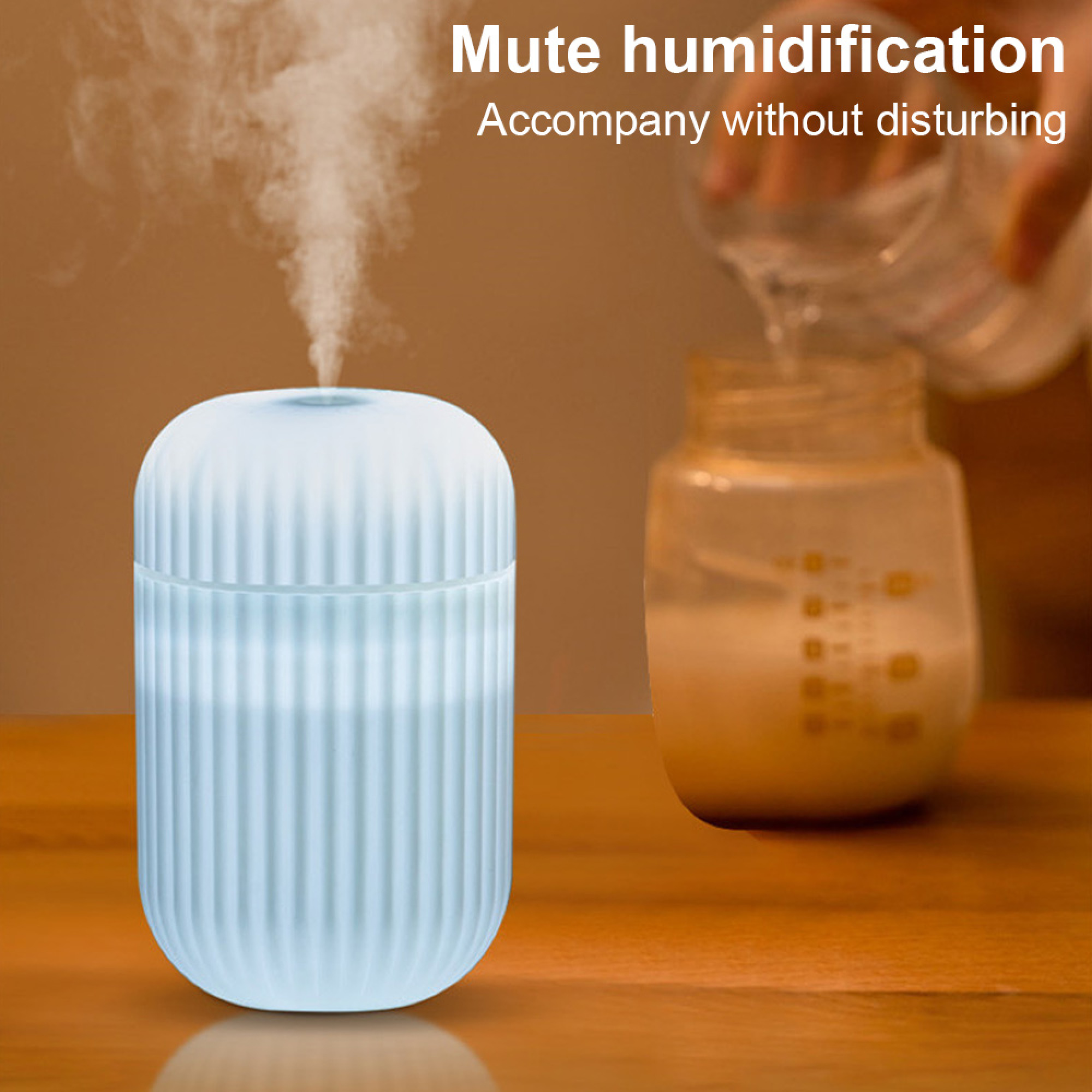 Ein blauer Luftbefeuchter stößt Nebel aus. Eine Flasche wird mit Flüssigkeit gefüllt.