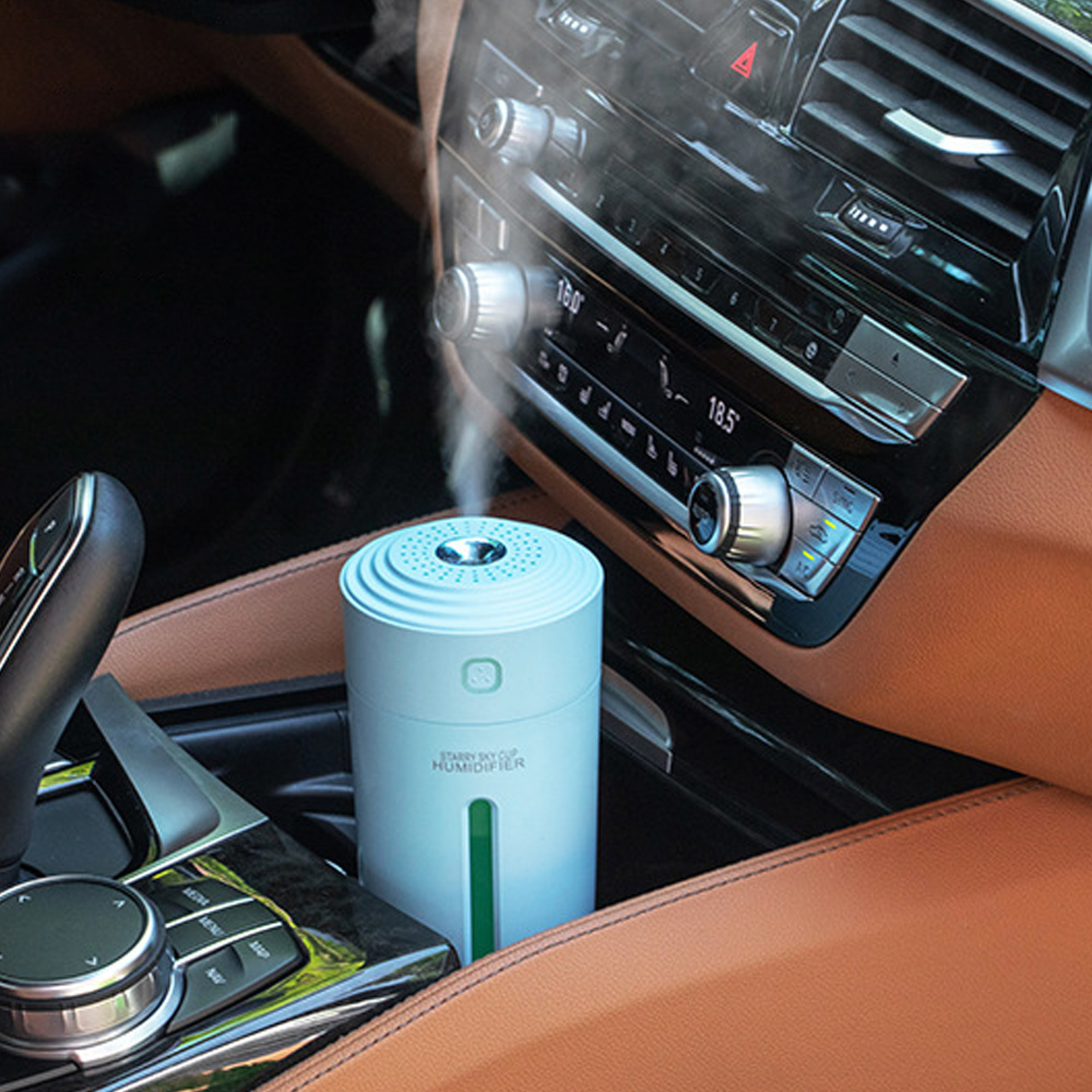 Ein blauer Luftbefeuchter gibt Nebel in der Mittelkonsole eines Autos aus.