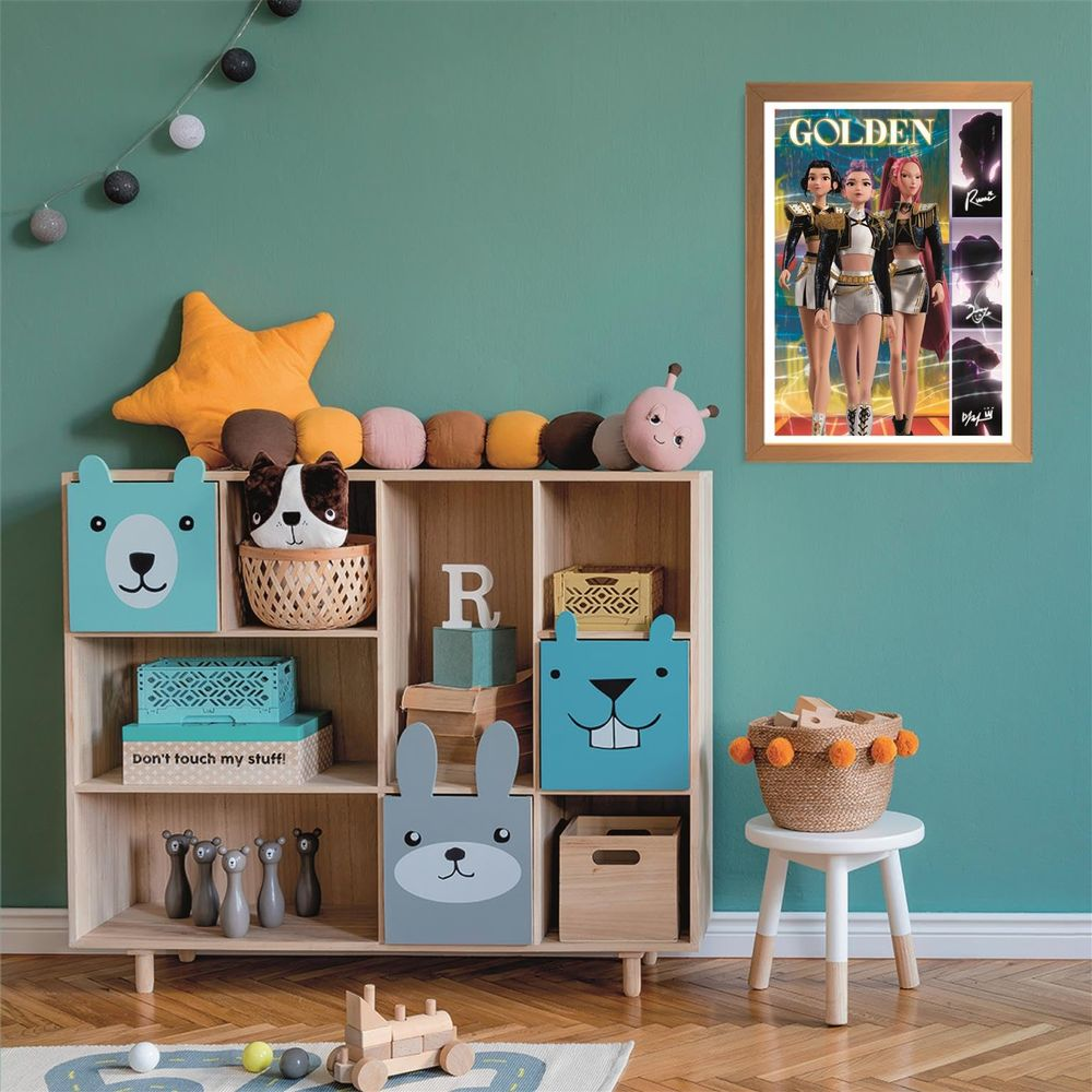 Habitación infantil con estantería de madera, juguetes y póster. Pared verde.
